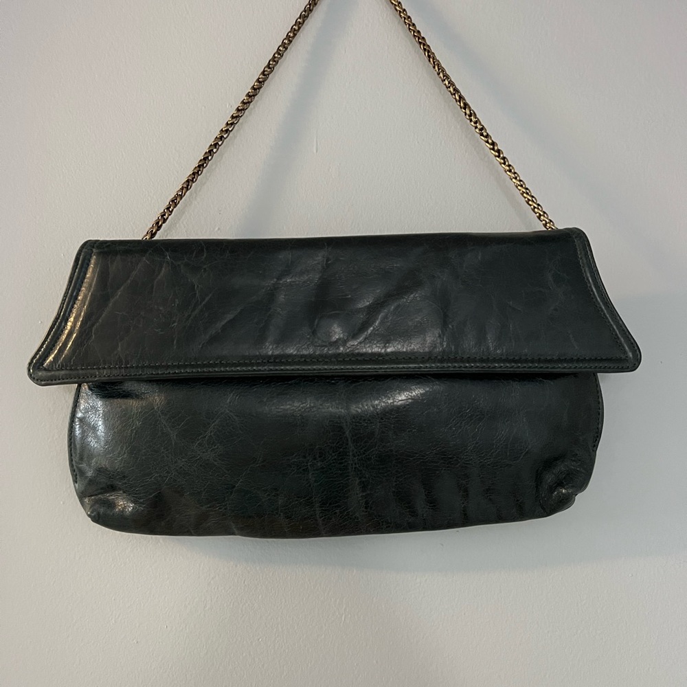 Green Foley and Corina Clutch with Fold-Over Top and Gold Chain Strap.ĺ